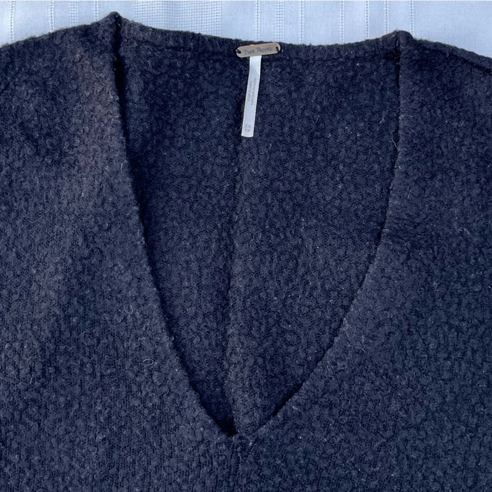 Free people black v neck sweater cropped XSmall